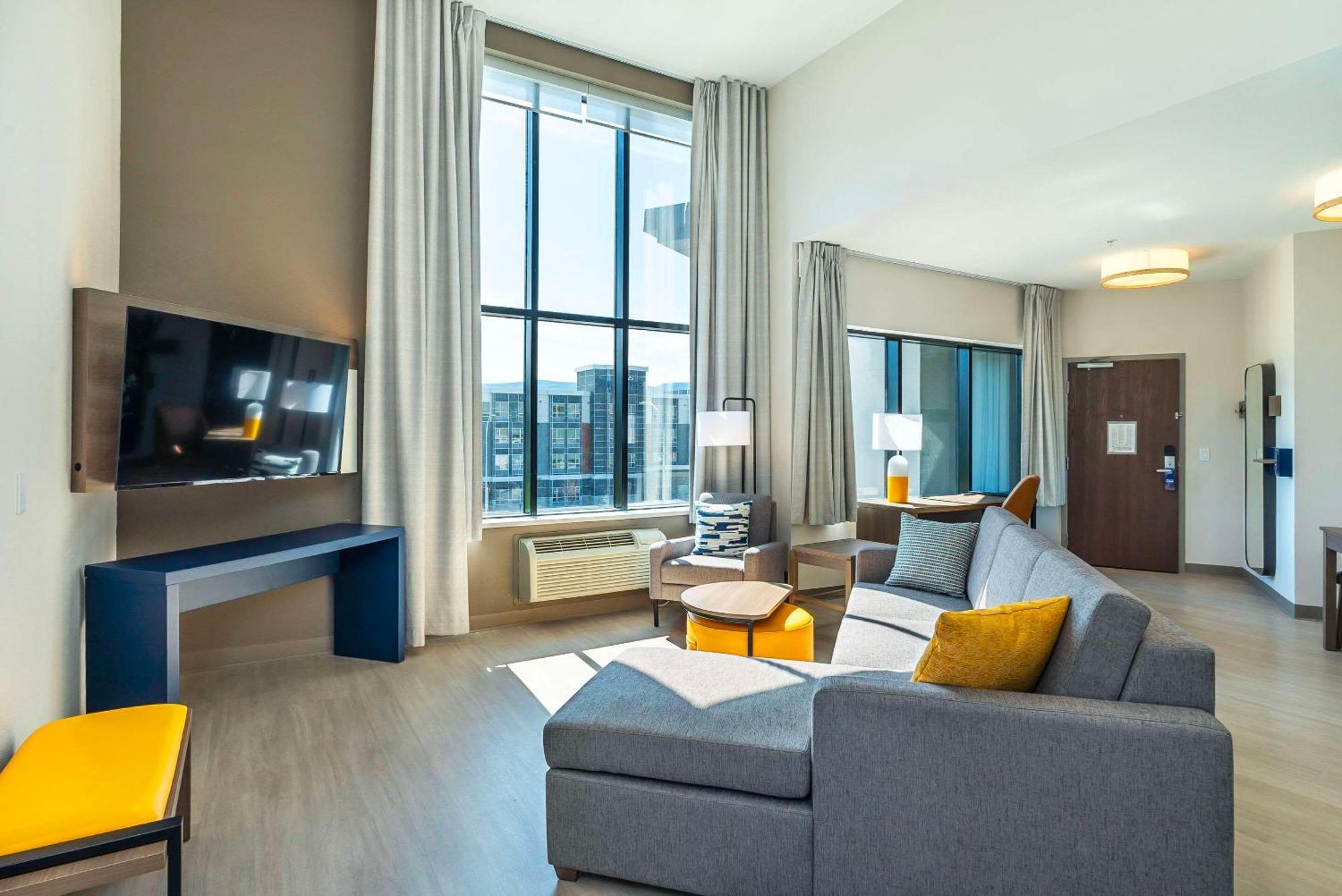 Comfort Suites Kelowna Dış mekan fotoğraf